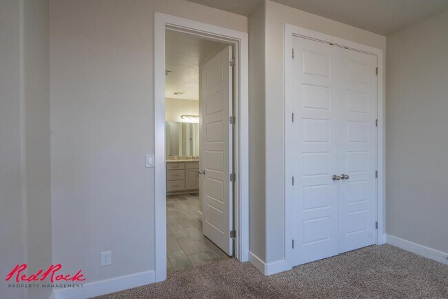 Building Photo - Pet Friendly 4 Bedroom Home! Internet Incl...