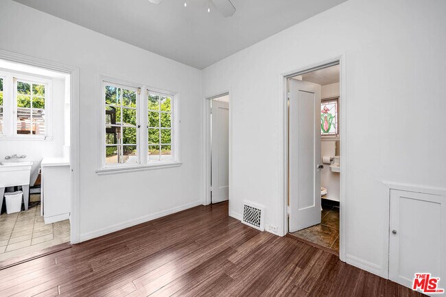 Building Photo - 2441 Glendower Ave