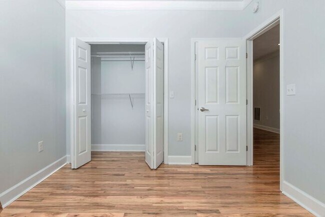 Building Photo - Newly Renovated 4 bedroom 3 bath townhome