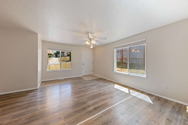 Building Photo - Spacious 3 bedroom Duplex
