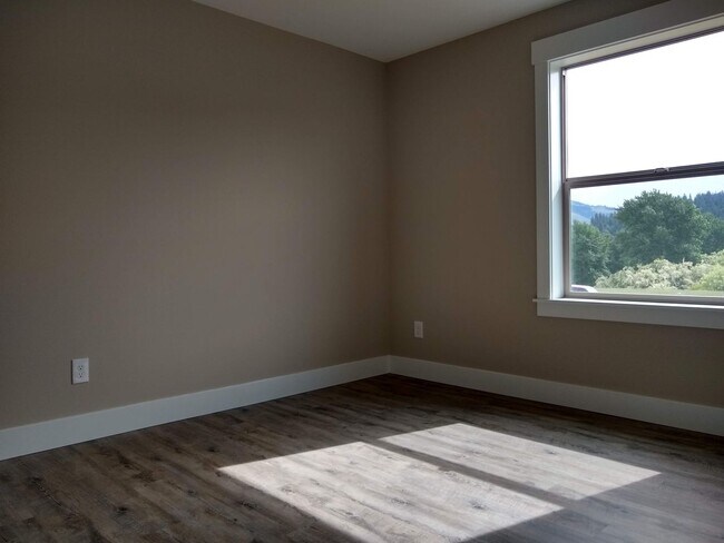Building Photo - Application Pending - Pet Friendly, 4 Bedr...