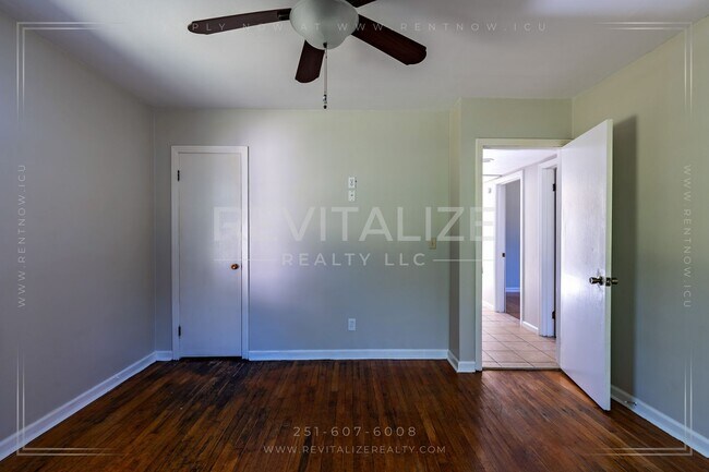 Building Photo - **Reduced Price** Adorable 3 Bedroom/1 Bat...