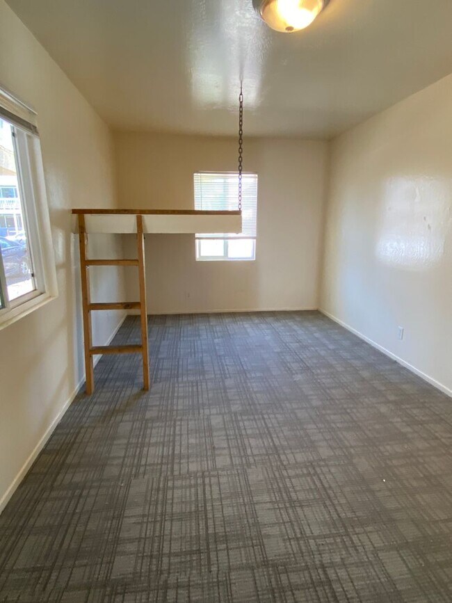 Building Photo - 6671 Del Playa Dr