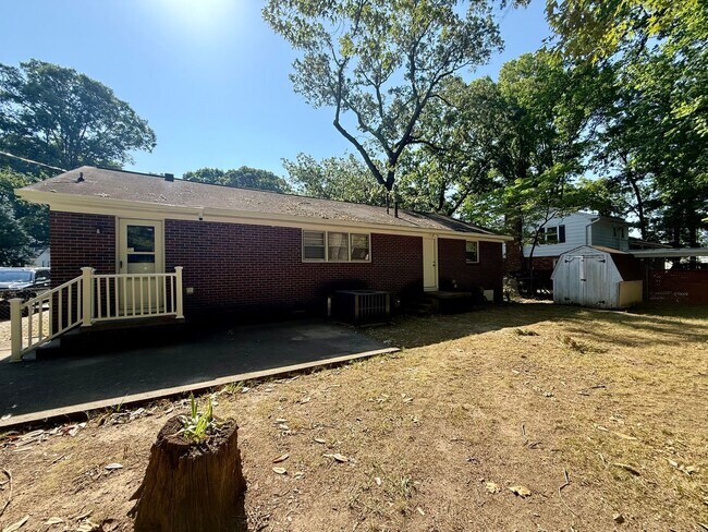 Building Photo - Three bedroom, 1.5 bath house in Burlington
