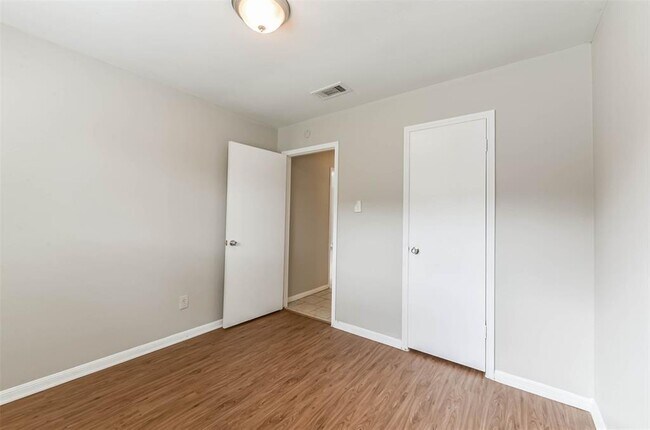 Building Photo - 5339 Castlecreek Ln