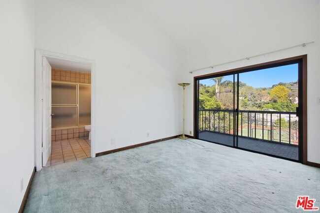 Building Photo - 2846 Royston Pl