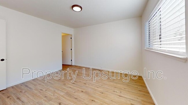 Building Photo - 905 Lakeside Dr