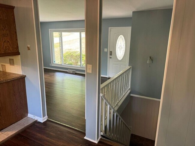 Building Photo - NOW AVAILABLE! RENT READY!!