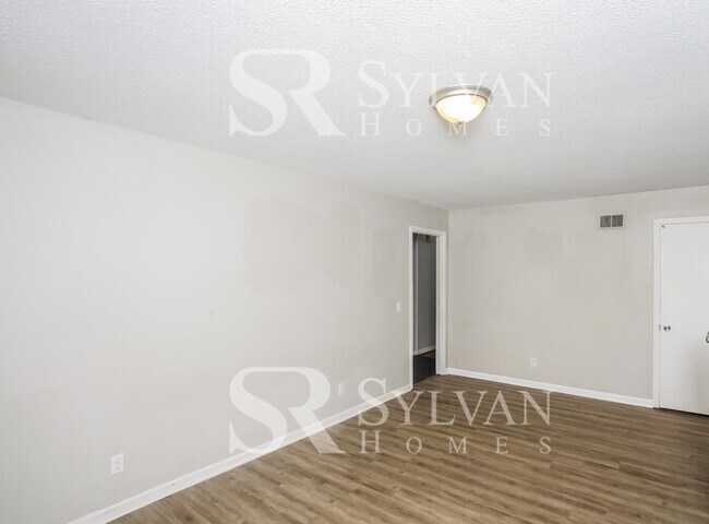 Building Photo - Cozy 3 BR 2 BA Home
