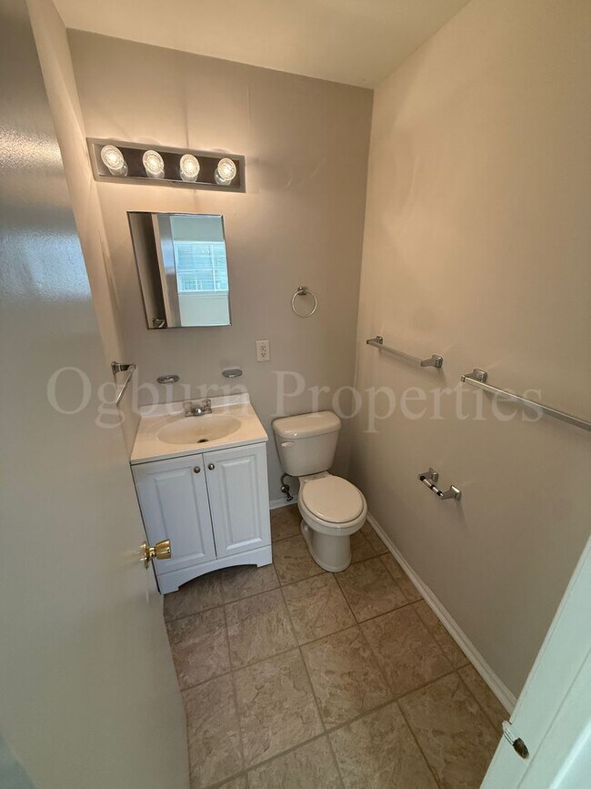 Building Photo - 2725 Laguna Ave