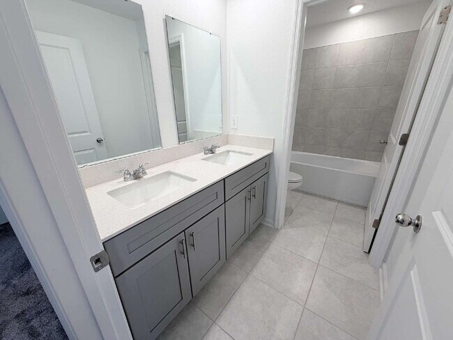 Building Photo - Available for Rent 5 spacious bedrooms and 2.5 bathrooms