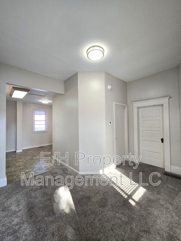 Building Photo - 1007 W Maple St