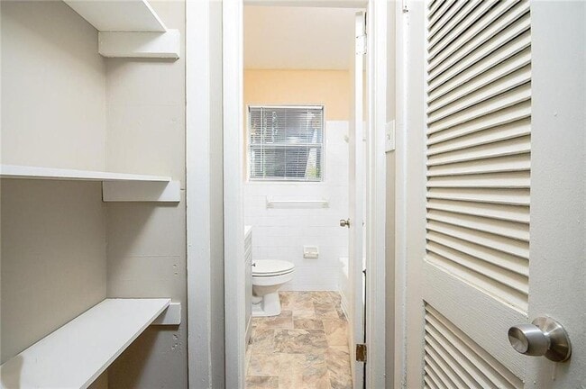 Building Photo - 185 Oak Dr SE