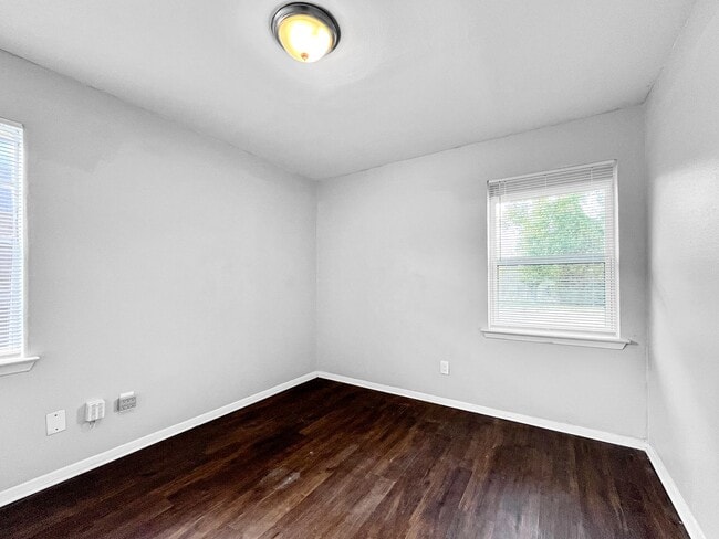 Building Photo - 4-Bedroom, 1 Bath  Single Family for Rent in Mesquite, TX | Great Backyard & Modern Kitchen