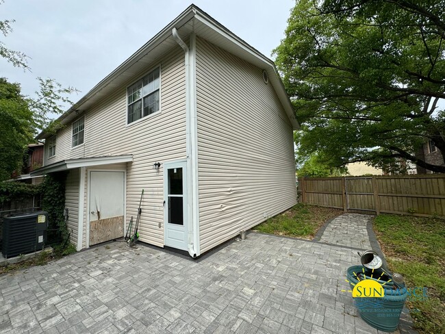 Building Photo - Adorable 2 Bedroom Home Centrally Located ...