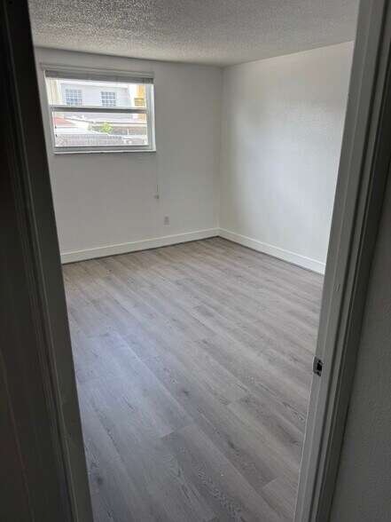 Building Photo - 606 W 81st St