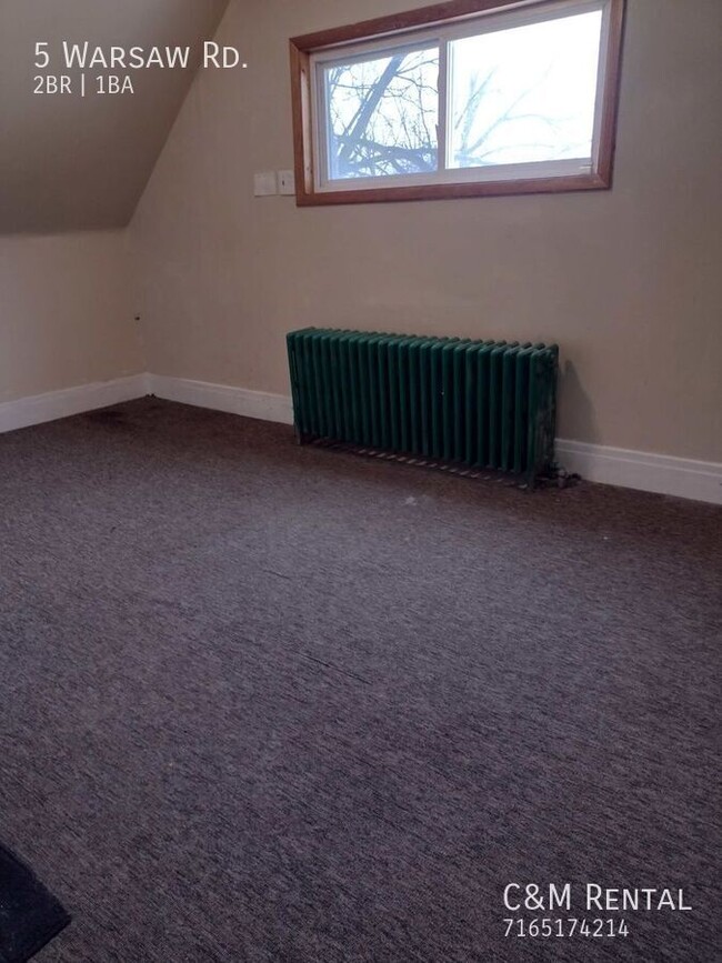 Building Photo - 2 Bedroom Upper Apartment with potential f...