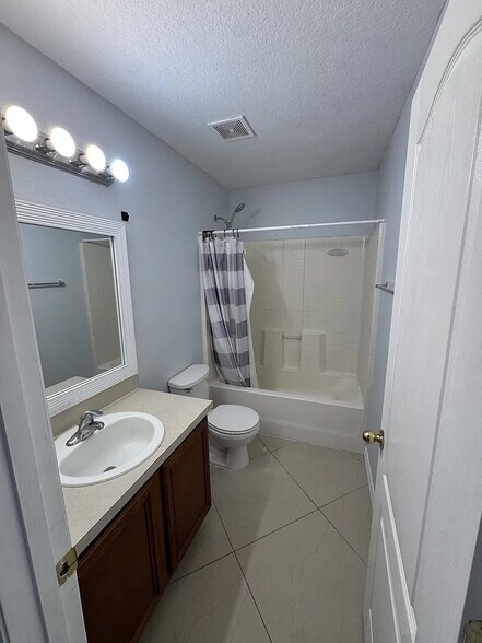 Building Photo - 5744 Vista Linda Dr