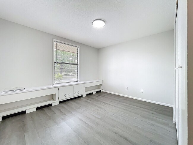 Building Photo - Renovated 2 Bedroom 1 Bathroom Apartment |...