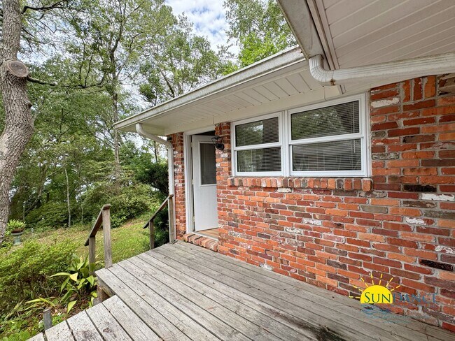 Building Photo - 7 Longwood Dr