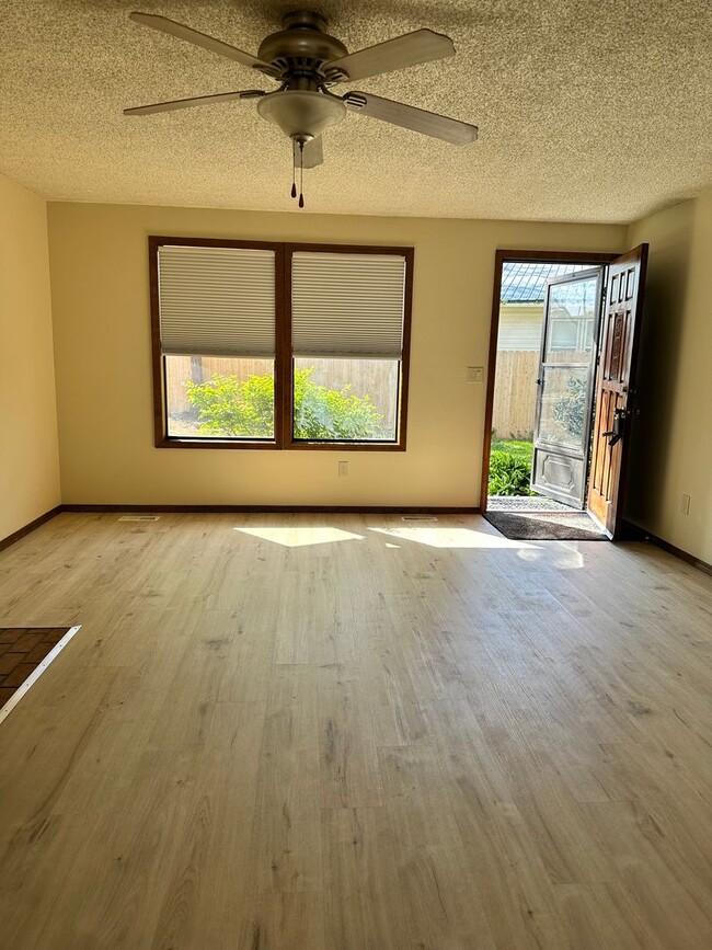 Building Photo - Centrally Located  2 Bedroom 1 Bathroom Du...