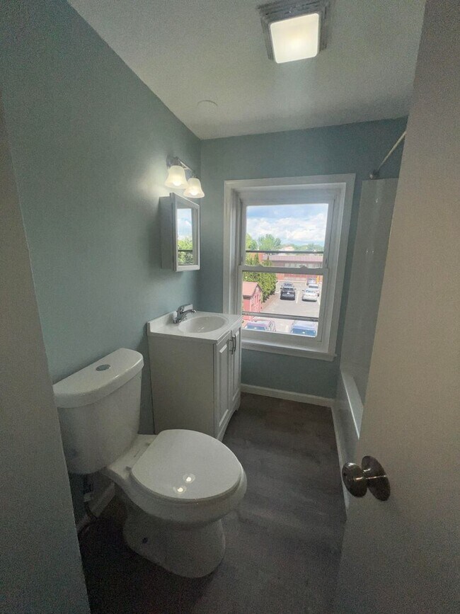 Building Photo - Gorgeous 1-bedroom, Top floor!  Apartment in quiet Pittsfield Street