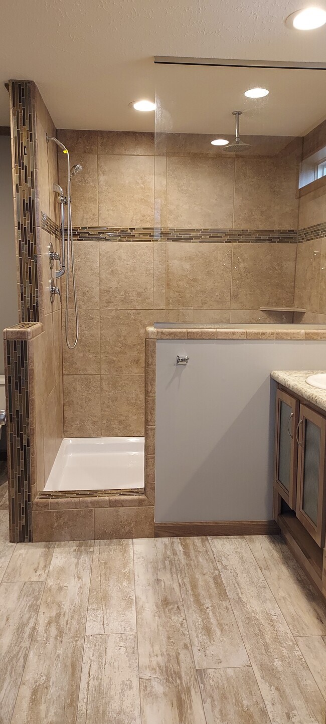 Building Photo - 9693 Edgeworth Dr