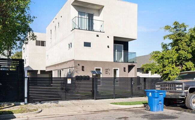 Building Photo - 1841 S Longwood Ave