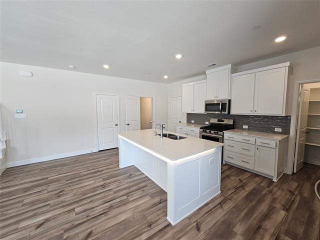 Building Photo - 2800 Jacaranda Dr