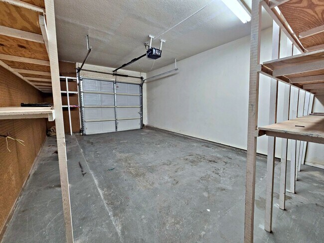 Building Photo - 537 W Redd Rd