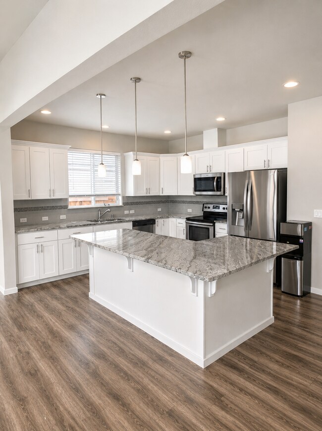 Building Photo - Beautiful 4 Bed + Bonus Room Home Near JBLM Pet Friendly