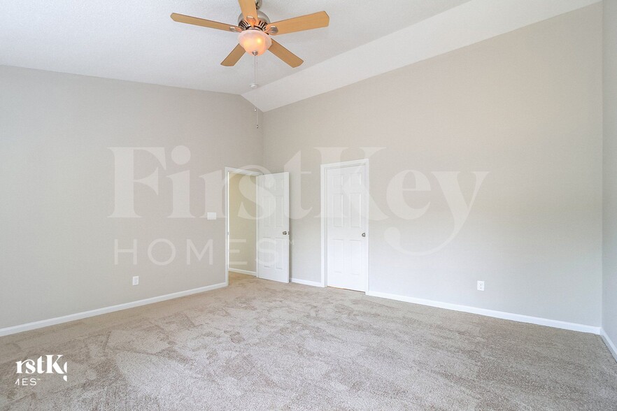 Building Photo - 10 Country Woods Ct