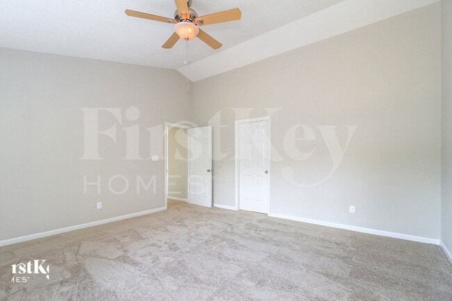 Building Photo - 10 Country Woods Ct