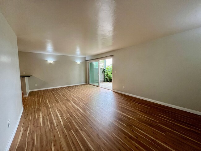 Building Photo - GREAT location, downstairs 2+2 condo