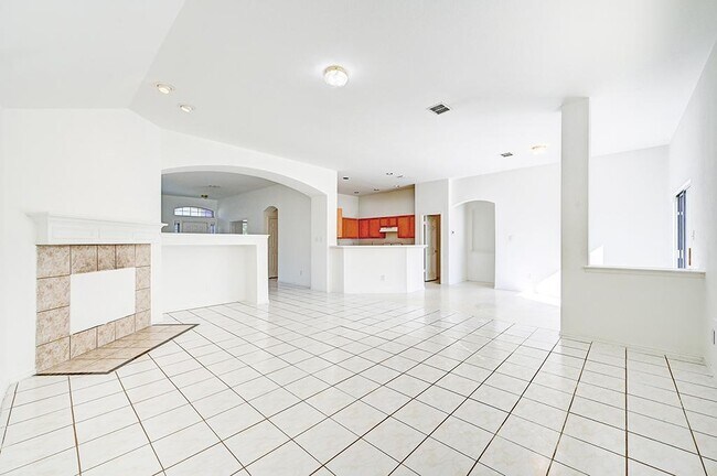 Building Photo - 2710 Logan Dr