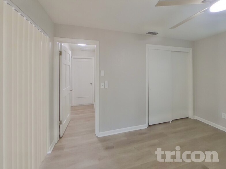 Building Photo - 1745 Woodridge Dr