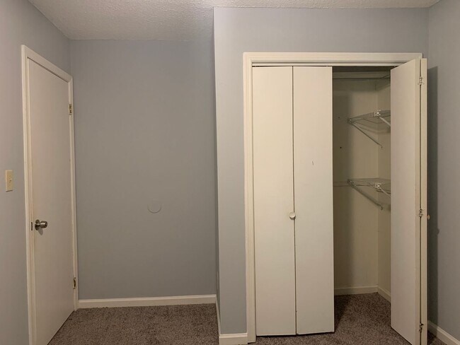Building Photo - Renovated Townhome Near UNC, Downtown, fle...