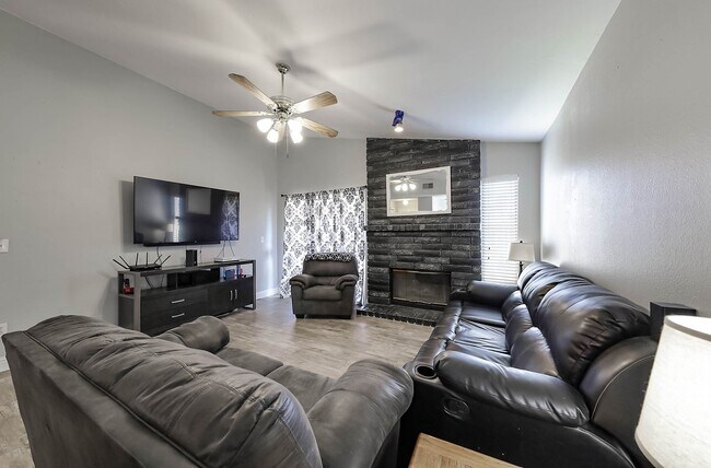 Building Photo - 3 Bedrooms with an office in Southwest Bakersfield!!