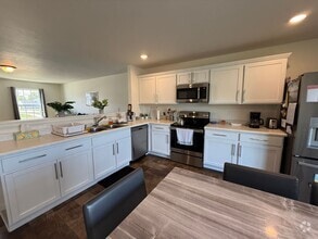 Building Photo - Spacious & Fully Furnished 5-Bedroom Colon...