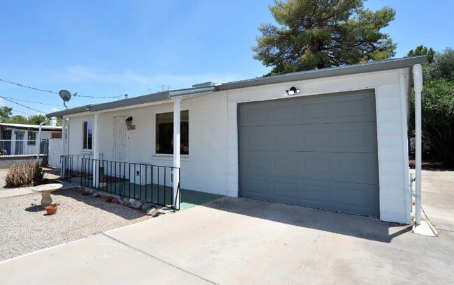 Building Photo - 5044 E Adams St