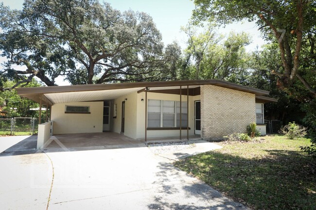 Primary Photo - Charming 3/2 with Carport in Sanford