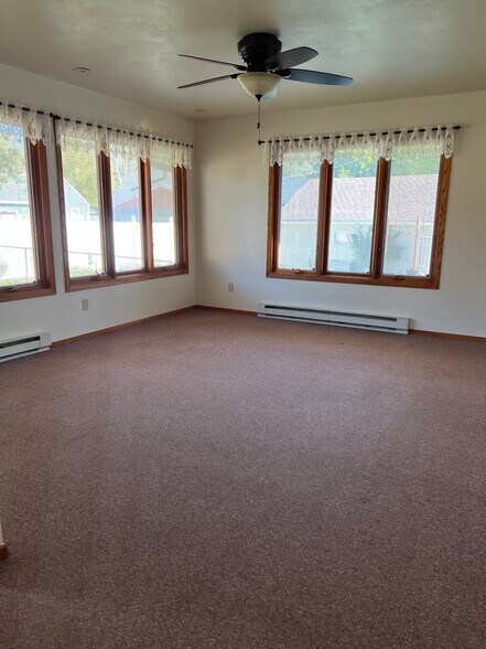 3 Season Room - 814 W Main St