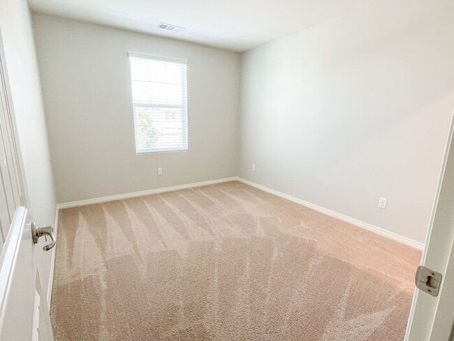Building Photo - Beautiful 2 Story 4 Bedroom Home in Great ...