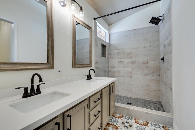 Building Photo - Fully upgraded 3 bedroom house on large lo...