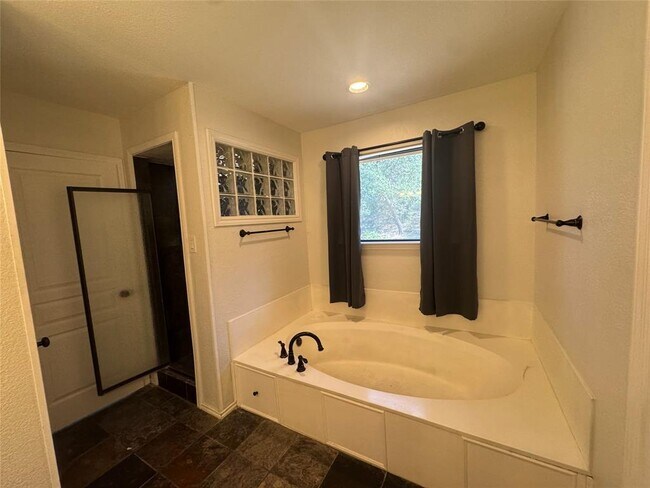 Building Photo - 1045 Hidden Hills Dr