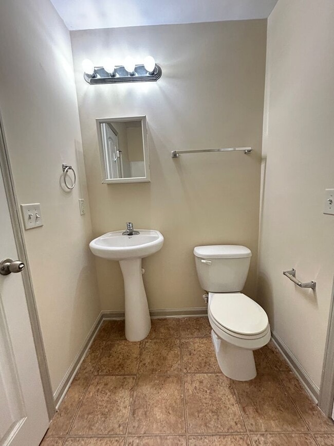 Building Photo - 4 bedroom/2.5 bathroom in Savannah, GA