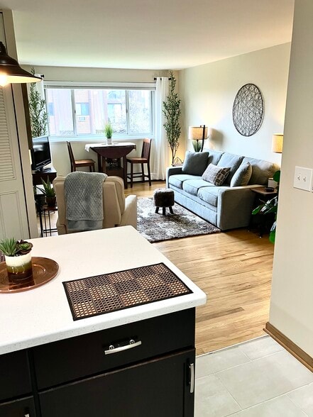 Building Photo - 515 W Wrightwood Ave