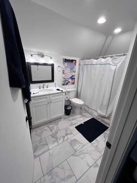 Bath 5 - 111 N Evergreen St