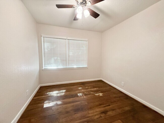 Building Photo - Adorable 3/1/1 Home in Lake Jackson !