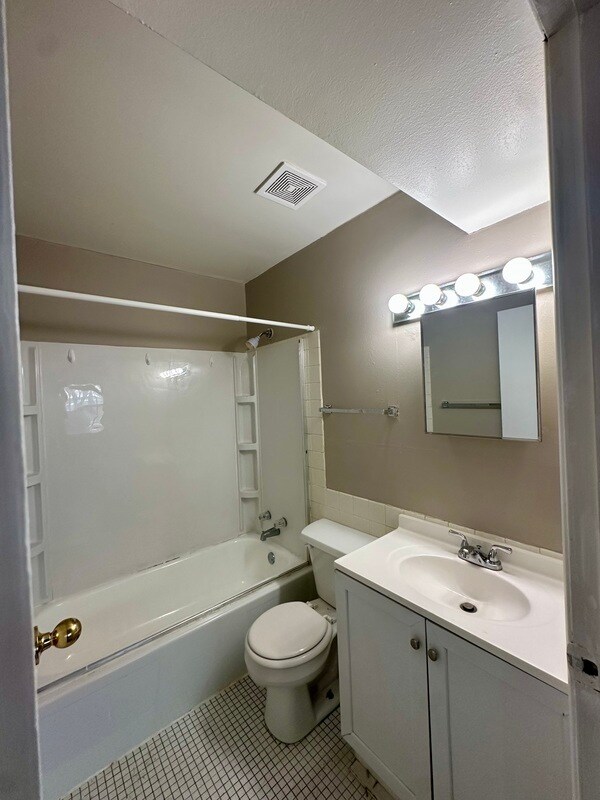 Building Photo - 1450 Meadowview Dr